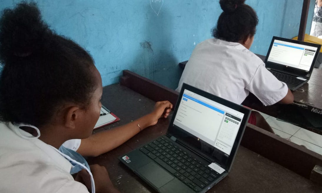 Cerita Guru dan Siswa Belajar Pakai Chromebook